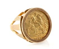 VICTORIA SOVEREIGN RING, 1900, in 9ct gold mount, total weight 12.9g