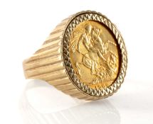 VICTORIA SOVEREIGN RING, 1900, in 9ct gold mount, total weight 17.0g