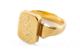 18CT GOLD SIGNET RING, engraved with initials 'D R B', ring size O 1/2, 9.2gms