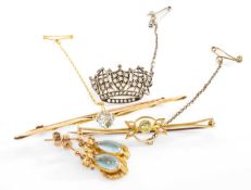 GOLD BAR BROOCHES & EARRINGS, comprising Edwardian peridot bar brooch, presumed aquamarine bar