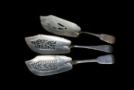 THREE 19TH C. SILVER FISH SLICES, comprising William Eaton, London 1821, fiddle pattern slice