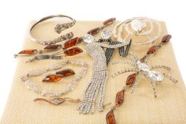 GROUP OF COSTUME JEWELLERY comprising 9ct gold bar brooch, 2.1gms, boxed Amber Centre silver