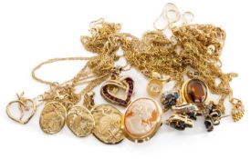 SMALL GROUP OF YELLOW METAL JEWELLERY to include 14k gold Steven Lee design pendant on chain