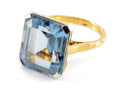 STYLISH 18CT BLUE GEMSTONE RING, the emerald-cut bright blue synthetic stone