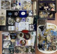 GOOD & VARIED ASSORTMENT OF COSTUME JEWELLERY, including brooches, necklaces, and other items,