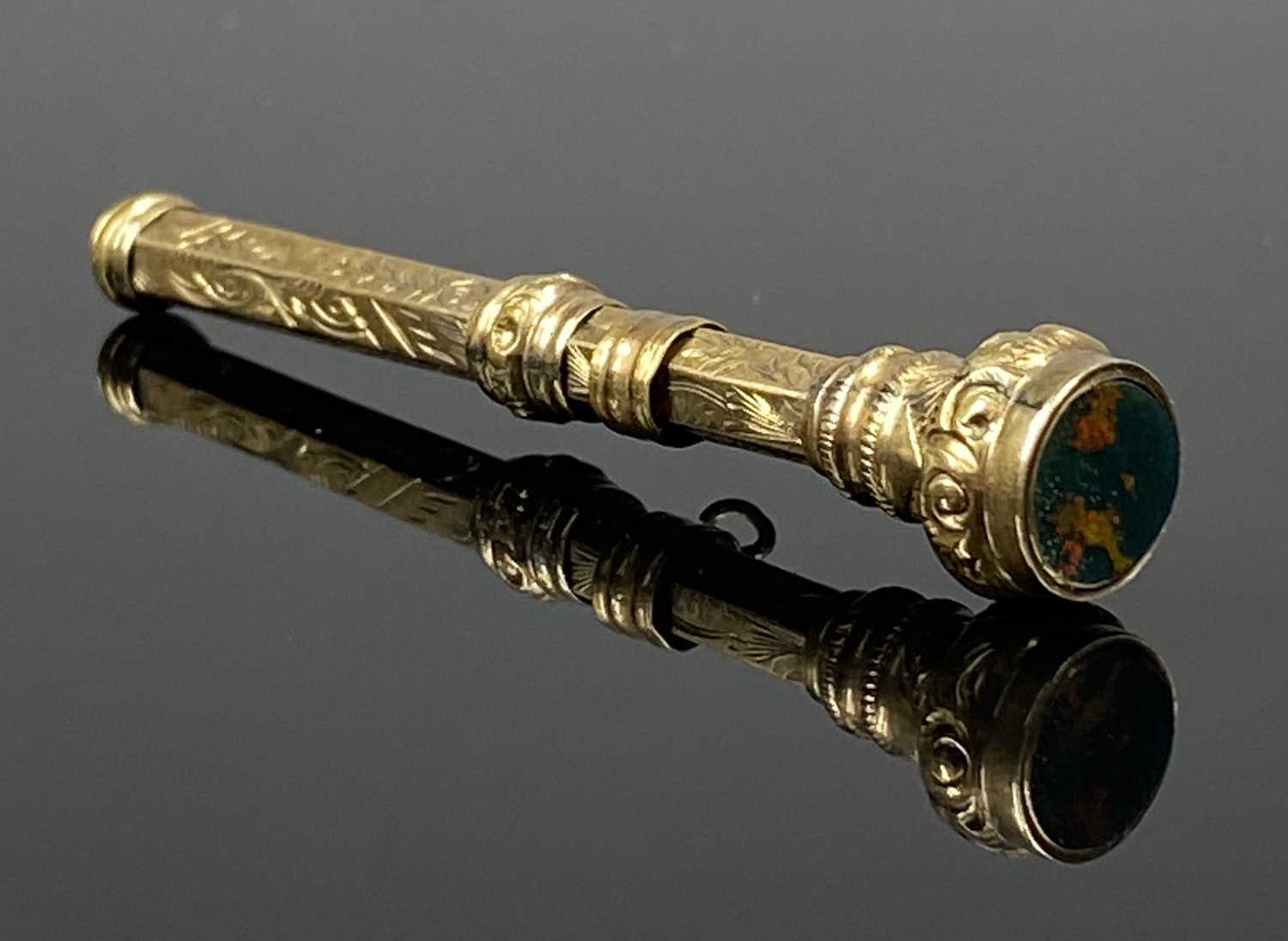9CT GOLD PROPELLING PENCIL, engraved and inset with agate top, 45mms (l), 5.3gms Provenance: