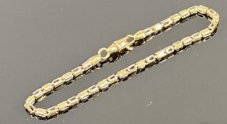 WHITE / YELLOW METAL GEAR LINK BRACELET, stamped 375, 20.5cms (l), 10.3gms Provenance: private