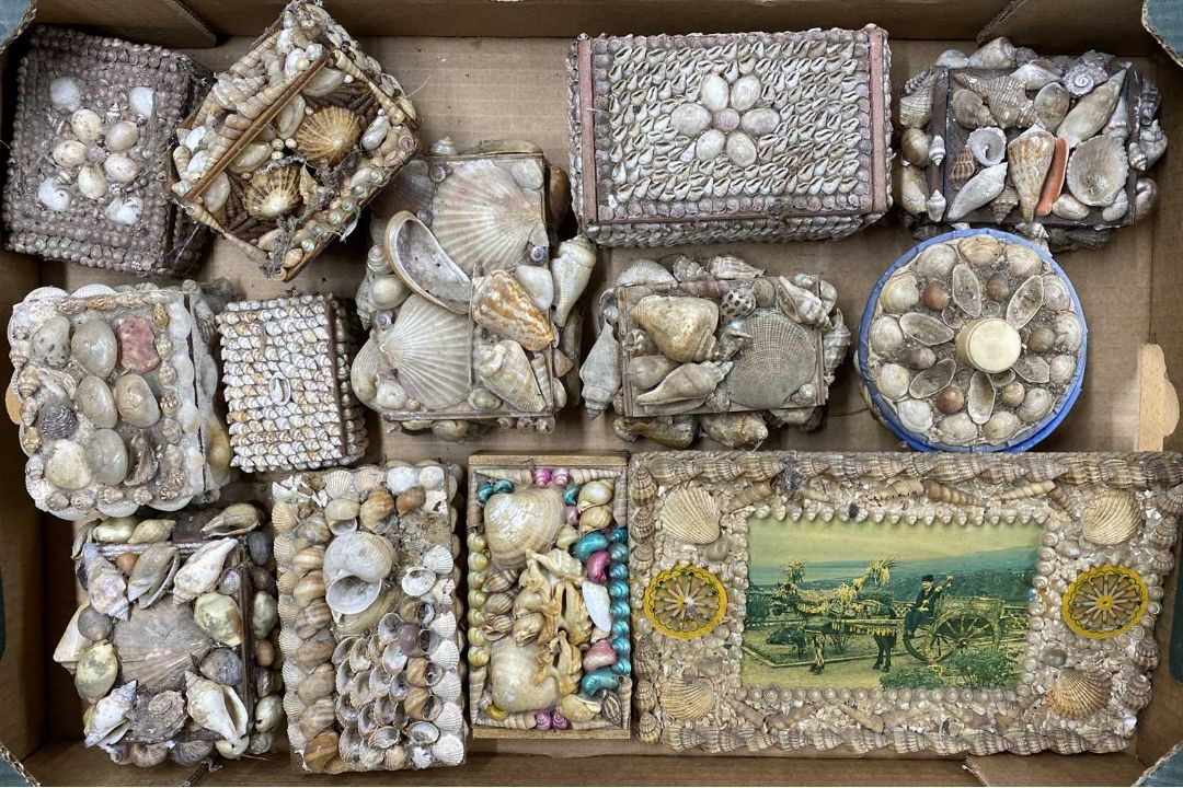 VINTAGE SEASHELL DECORATED BOXES & ORNAMENTS, large collection contained within four boxes - Image 8 of 8