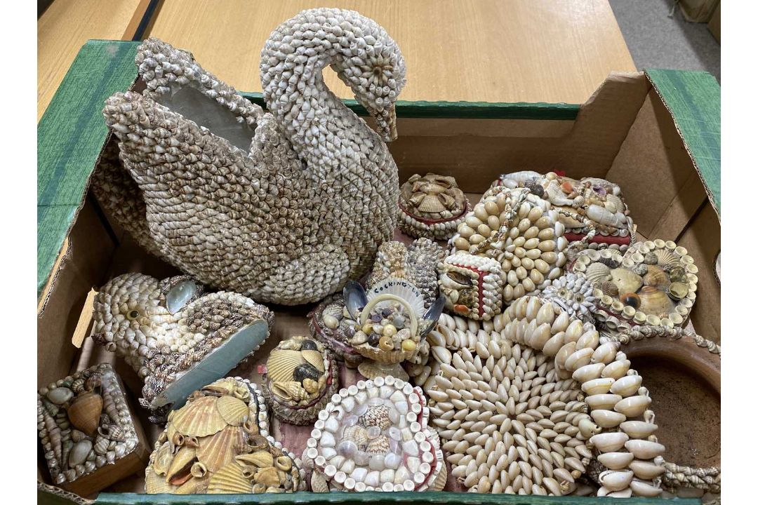 VINTAGE SEASHELL DECORATED BOXES & ORNAMENTS, large collection contained within four boxes - Image 4 of 8
