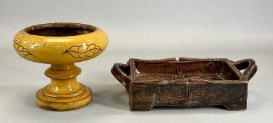 SLIPWARE TAZZA manner of Ewenny / Horace Elliott yellow glazed with sgraffito leaf design to border,