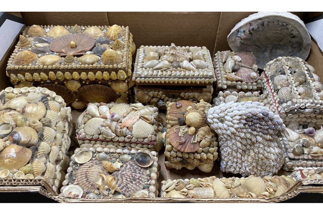 VINTAGE SEASHELL DECORATED BOXES & ORNAMENTS, large collection contained within four boxes - Image 7 of 8