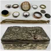 ASSORTED JEWELLERY, including 18ct gold three-stone ring (one diamond missing), 9ct gold mounted