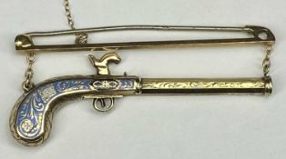 9CT GOLD BROOCH, pistol with blue enamelled handle, suspended from stick pin, with safety chain,