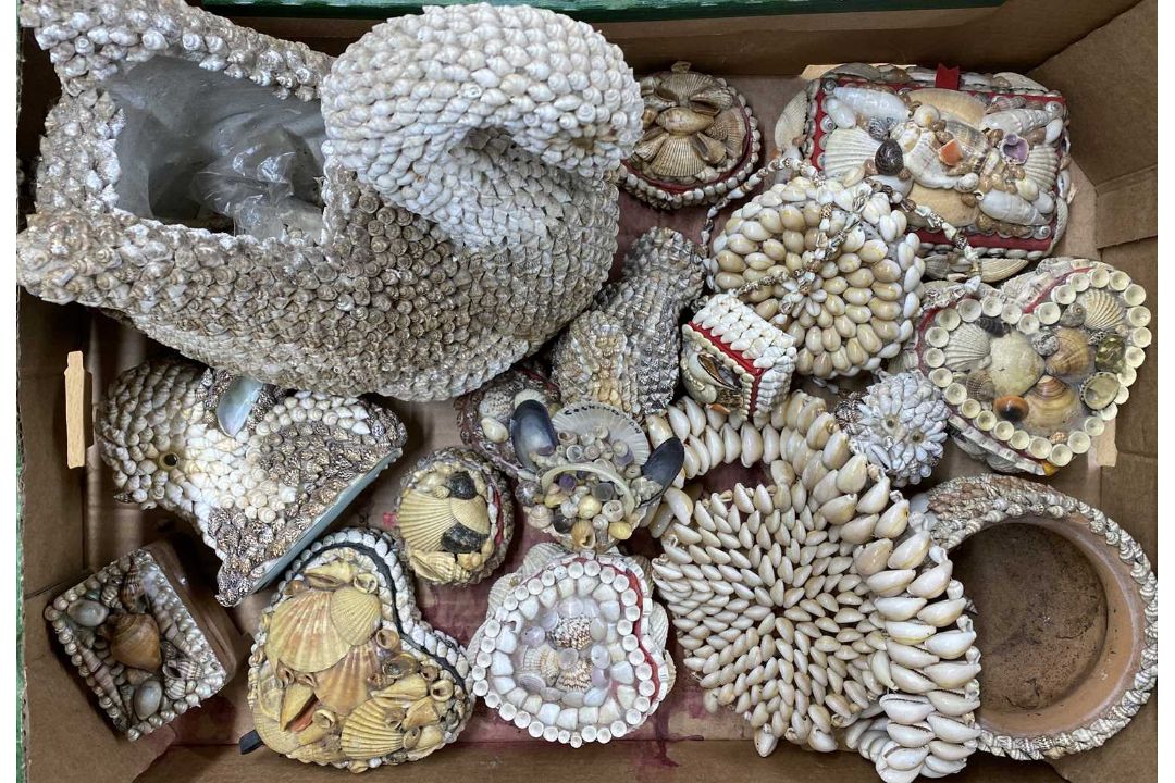 VINTAGE SEASHELL DECORATED BOXES & ORNAMENTS, large collection contained within four boxes - Image 5 of 8