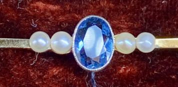 15CT GOLD & PLATINUM BAR BROOCH, set with oval aquamarine and seed pearls, 50mms (l), 2.5gms