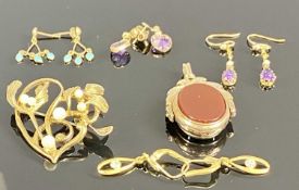 ASSORTED JEWELLERY, comprising 9ct gold mounted bloodstone swivel fob, gold-plated silver