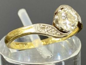 18CT GOLD & PLATINUM SOLITAIRE DIAMOND CROSSOVER RING, diamond approx. 0.25ct, size J, 2.4g