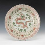 CHINESE MING DYNASTY-STYLE 'DRAGON' CHARGER, decorated in iron red and green enamels with a 4-clawed