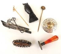 SMALL SELECTION OF JEWELLERY including a Norwegian skis brooch, two stick pins, an agate mounted