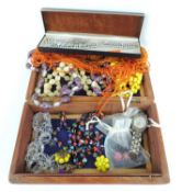 CARVED WOODEN BOX CONTAINING ASSORTED COSTUME JEWELLERY, a lady's Sekonda fashion wristwatch and a