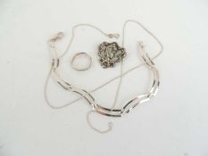 ASSORTED SILVER JEWELLERY INCLUDING an Art Nouveau style silver brooch, modernist silver bracelet,