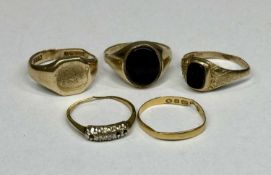 ASSORTED JEWELLERY, comprising 22ct gold wedding band, three 9ct gold signet rings, and a 9ct
