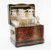 19TH C. FRENCH RED TORTOISESHELL BOULLE SERPENTINE DECANTER BOX, mirror-back hinged lid opening to