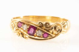EDWARDIAN 18CT RUBY & DIAMOND RING, graduated stones diagonally set to a scrolling tablet, ring size