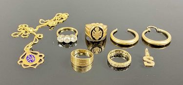 ASSORTED GOLD / YELLOW METAL JEWELLERY, including an enamelled Islamic pendant and chain, stamped '