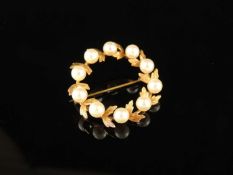 9CT GOLD CULTURED PEARL 'OLIVE LEAF GARLAND' BROOCH, 34mms (diam.), gross weight approx. 6g