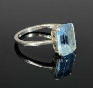 EMERALD CUT AQUAMARINE & PLATINUM RING, the stone 10 x 7mms, size N, 3.3g Provenance: private