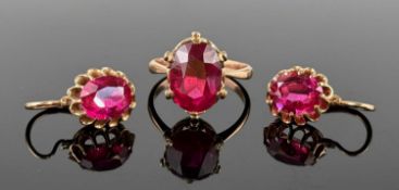 SOVIET REPUBLIC RING & MATCHING EARRINGS, set with untested red gemstones, oval-cut, the ring