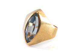 18CT GOLD PRESUMED AQUAMARINE RING, narrow marquise cut stone in plain rubover setting, 4.8g