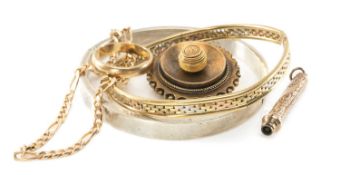 ASSORTED 9CT GOLD, including propelling pencil, 3-colour hinged bangle (damaged), wedding band, curb
