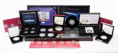 GROUP OF COLLECTABLE BOXED COMMEMORATIVE COINS comprising 'The Queen in Residence' silver