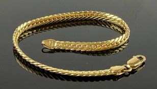 18CT GOLD FLAT CURB LINK BRACELET with lobster claw clasp, 20cms (l), approx. 6.1g Provenance: