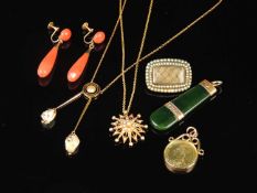 SMALL SELECTION OF VINTAGE JEWELLERY, including late Georgian mourning brooch, centred with