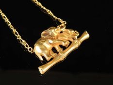 18CT GOLD ELEPHANT, COW & CALF PENDANT NECKLACE, 47cms (l), approx. 18.6g Provenance: private