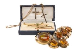 ASSORTED JEWELLERY, including three 9ct gold cravat pins and bar brooch, crucifixes, cairngorm