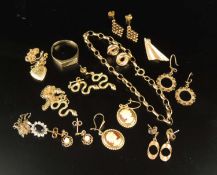 ASSORTMENT OF MIXED JEWELLERY, including 9ct gold bracelet; 9ct gold signet ring; 9ct gold suite