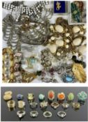 VICTORIAN VINTAGE & LATER JEWELLERY, including yellow metal brooches, and a quantity of dress rings,
