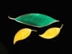 DAVID ANDERSEN (NORWAY) STERLING SILVER & GREEN ENAMELLED LEAF BROOCH, 7cms; and pair of David