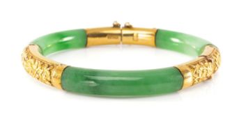 CHINESE JADEITE & YELLOW METAL BANGLE, hinged with safety chain, three foliate chased collar