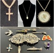 ASSORTED SILVER / WHITE METAL JEWELLERY, including ornate pierced nurse's buckle, brooches, rings,