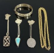 SMALL QUANTITY OF SILVER JEWELLERY, including Finnish sterling silver modernist pendant, suspended