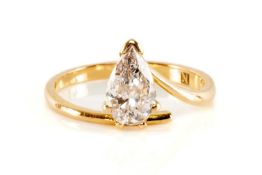 18CT YELLOW GOLD NATURAL LIGHT PINK DIAMOND RING, the brilliant pear-cut diamond measuring 1.0cts,