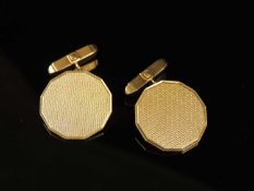 PAIR OF 9CT GOLD DODECAGON CHAIN CUFFLINKS, 21mms, 12.6g Provenance: private collection Flintshire