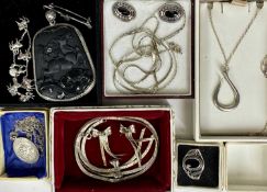 ASSORTMENT OF 925 SILVER JEWELLERY, including large obsidian horse pendant, horse head bar brooch,