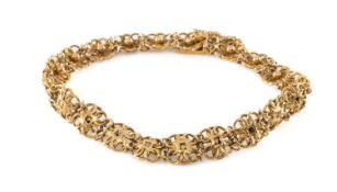9CT GOLD FLORAL LINK BRACELET, 10.1g Provenance: private collection Cardiff Comments: ordinary