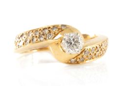 18CT GOLD TWIST SHANK DIAMOND RING, the central claw-set stone measuring 0.25cts approx., set with a